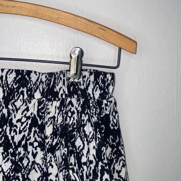 Dresses & Skirts - 🪿Adorable black and white patterned skirt!